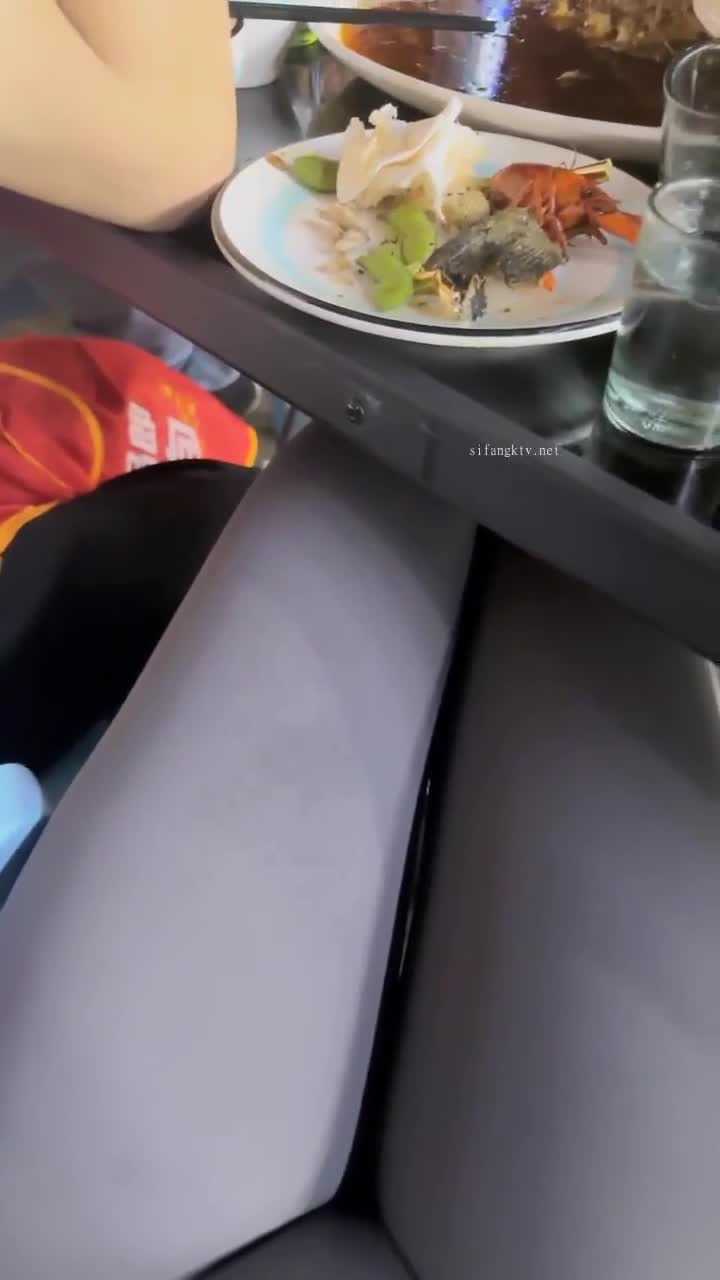 ❤️√两男一女晚上吃烧烤摸鸡鸡 迫不及待回宿舍3P大战 场面很淫荡~舌吻吃鸡 舔穴抠逼 简直不要不要的3 海报