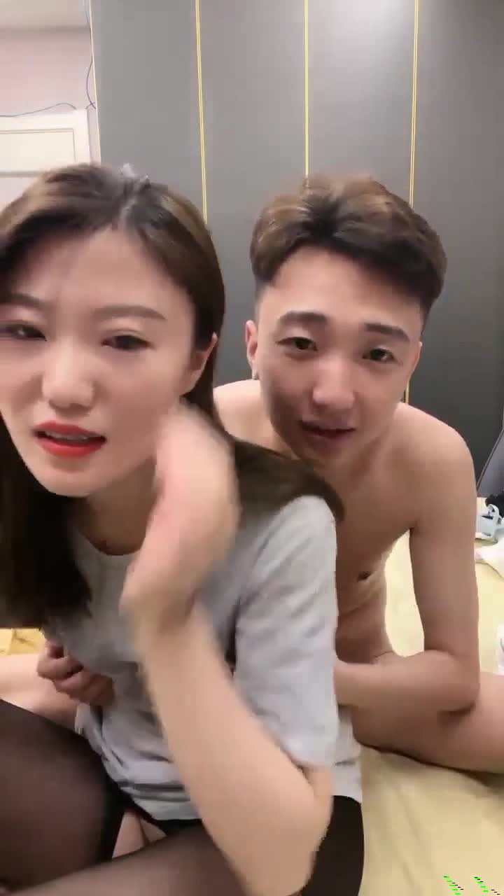 漂亮黑丝小少妇吃鸡啪啪 啊啊爸爸小骚逼里面好痒 我还想要 小哥哥不给力操完只能振动棒假鸡吧齐上 海报
