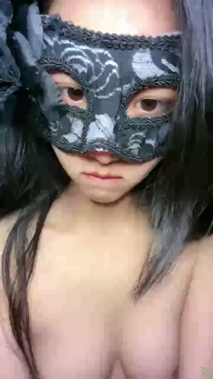 长得贼拉漂亮的学妹下海直播挣外快，在狼友的金钱攻势下敞开玩弄，娇乳嫩逼淫声荡语，抠逼爆菊花精彩又刺激 海报