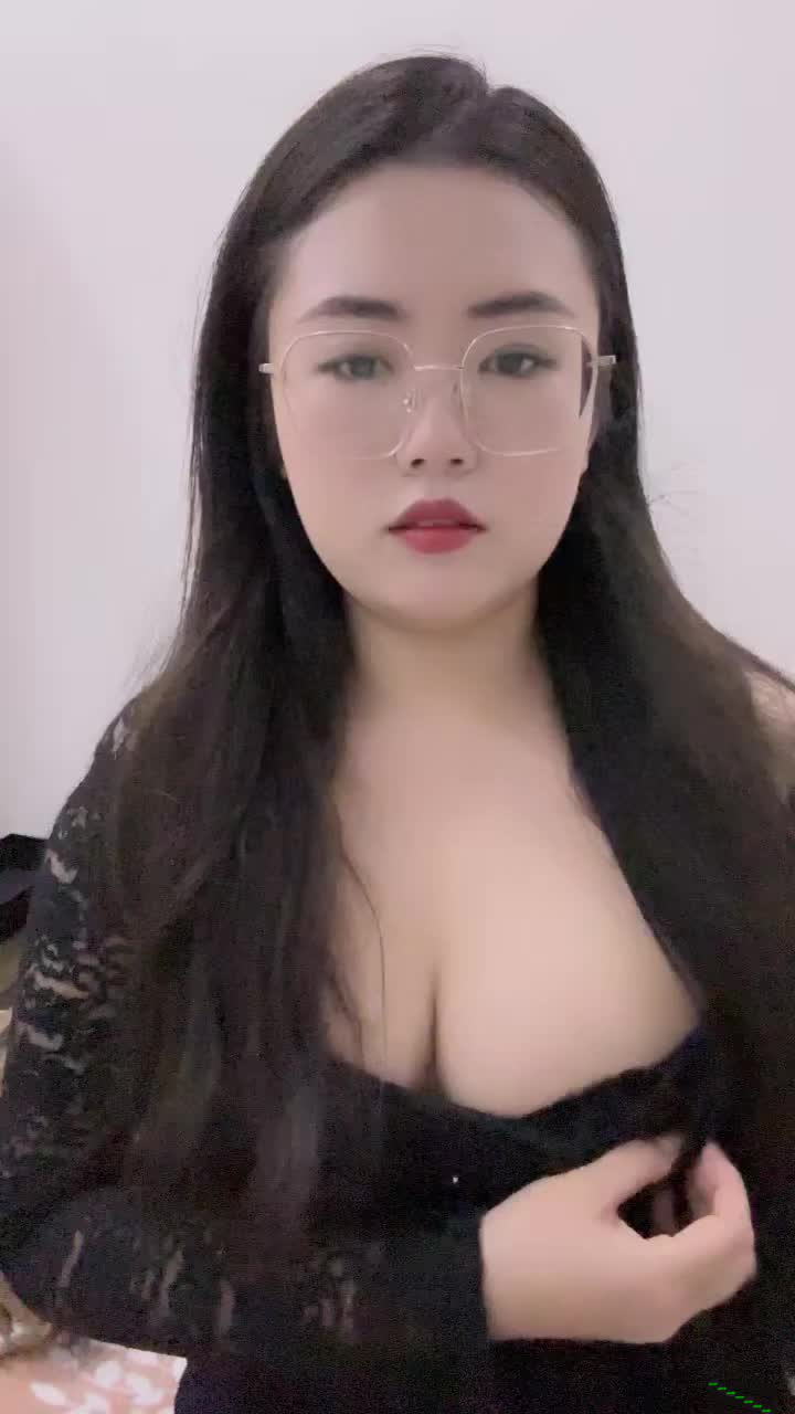 气质尤物眼镜御姐！黑丝肥臀骚穴！强震力跳蛋自慰，近距离特写，震的骚穴酥酥麻麻，小姐姐很喜欢这道具 海报