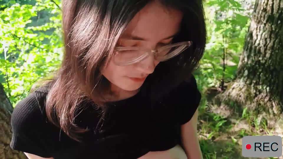 小树林里发骚的女儿要干逼 海报