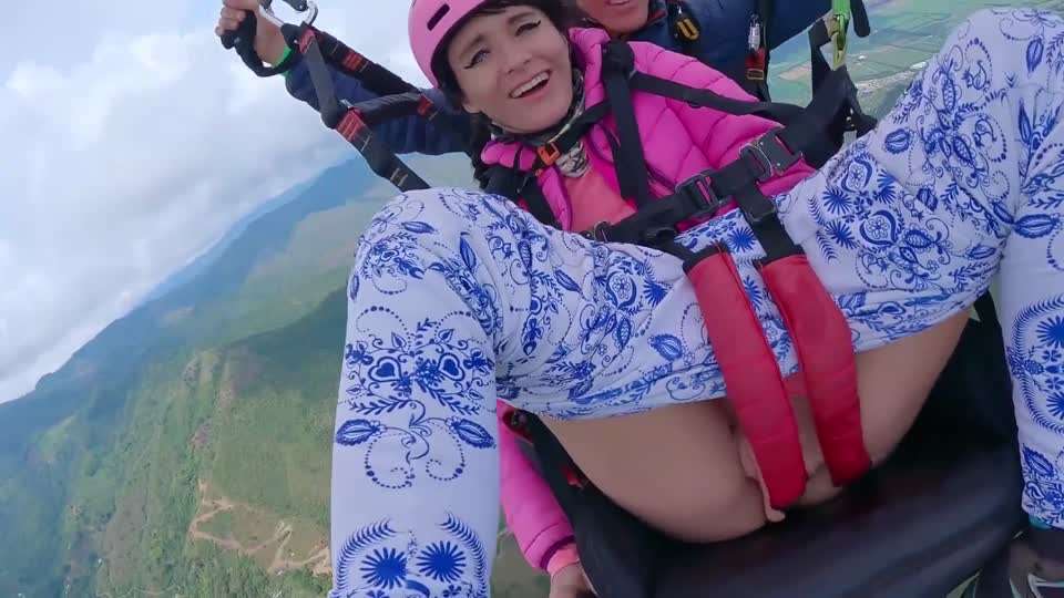 在海拔2200米的高空飞行伞时喷水 海报