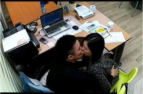 黑客破解某公司攝像頭偷拍經理與女祕書在辦公室看黃片探討AV姿勢讓女祕書趴在桌子上啪啪 海报