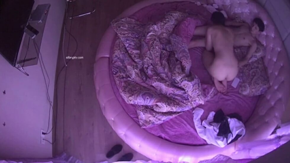 360摄像头家庭小旅馆情趣圆床偷拍站街女带了几个不同的嫖客回来嫖宿 海报