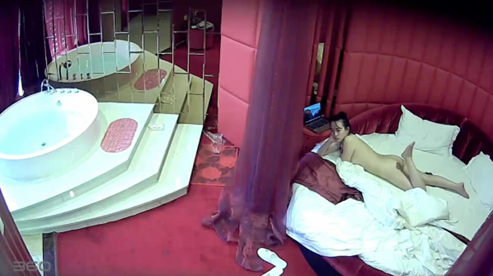 360监控偷拍中年男上司和身材丰满的女下属 情趣酒店啪啪啪 海报