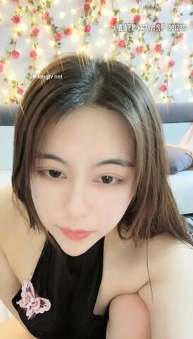 高颜值风韵成熟御姐【佳瑶】巨乳嫩鲍鱼，真是巨粉，呻吟又好听，哥哥们用香蕉插我好吗 淫语挑逗！! 海报