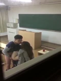 【网曝门事件】最新教室门高中小情侣教室课桌激情大战 啪啪撞击 娇喘呻吟 太刺激男生一会就射了 高清720P版 海报