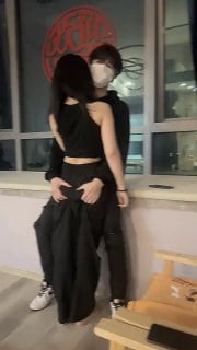 约外围人气学生妹，苗条身材长腿妹子，蹲着口交舔屌抬腿抽插，放在桌子上大力撞击 海报