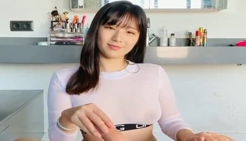 巨乳女王骚气吸舔大肉棒！把肉棒放在巨乳中间摩擦~ 海报