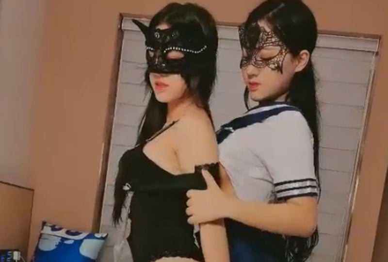 双女情趣装互舔轮流口交乳交非常诱人! 海报