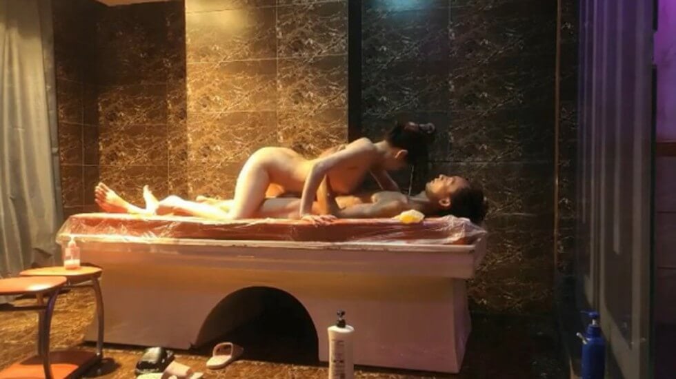 水疗馆62号女技师偷拍客户服务,包臀裙水床上乳推,转战到床上舔菊花,全套老哥抬起双腿猛操 海报