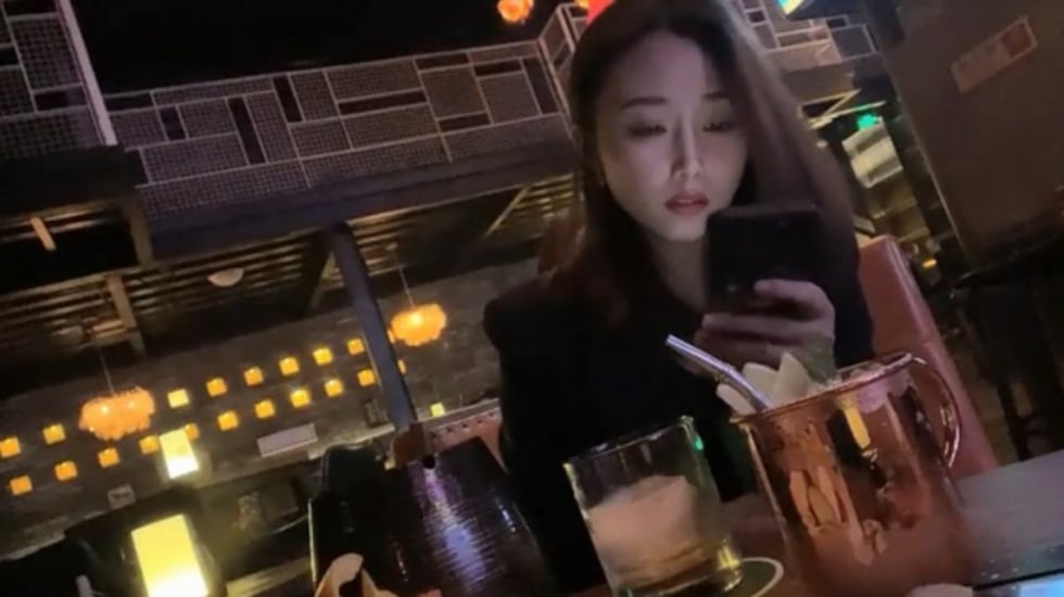 帅哥酒吧钓了个颜值超高的美女,带回酒店灌酒让她喝多趁机上了她 海报