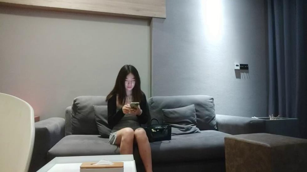 约炮清纯大一新生后入翘臀大力抽插 海报