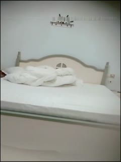 (莞式一条龙)说话很拽的眼镜四哥和老铁微信约嫖高颜值兼职妹玩3P前后搞妹子有点吃不消 海报