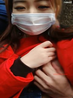 继二嫂之后又一牛逼大奶主播人生小骚妇户外景区给两个民工模样的人吃鸡巴 海报