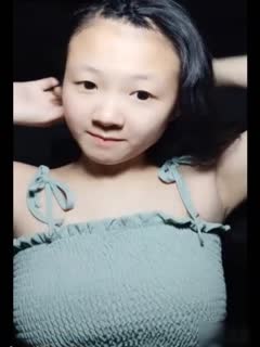 家境贫寒的纯情大奶小村姑在那个看了有点让人心酸的家直播 听说这样能赚钱脱贫 海报