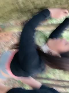 今天天气好晴朗，带学生妹钻进小树林里野战一把，美乳细腰小翘臀，口交硬了靠着大树就开始插入鲍鱼无套内射 海报